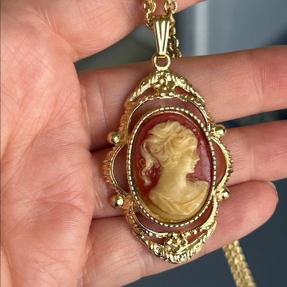 Vintage 1950’s Whiting & Davis Gold Cameo Pendant Necklace - Picture 11 of 16